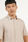 Camisa manga corta unicolor con cuello sport y bolsillo en frente