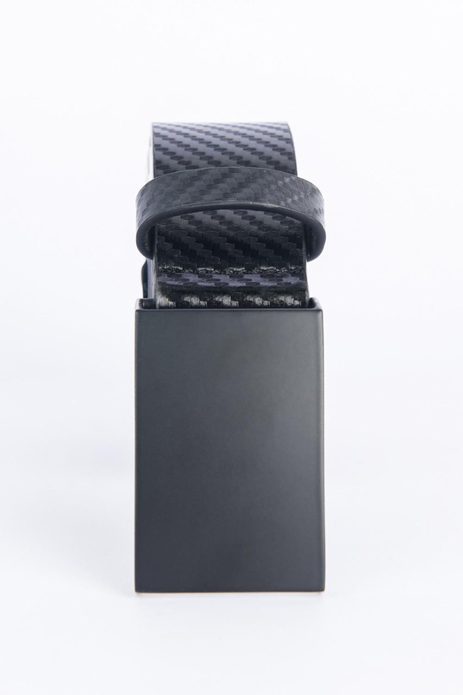 Cinturón sintético negro con texturas y hebilla metálica completa