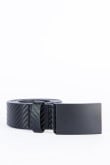 Cinturón sintético negro con texturas y hebilla metálica completa