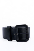 Cinturón negro de textura lisa con hebilla metálica con relieve