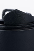 Cinturón negro de textura lisa con hebilla metálica con relieve