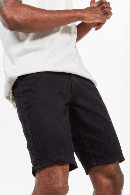 Bermuda slim negra en jean con tiro bajo y 5 bolsillos