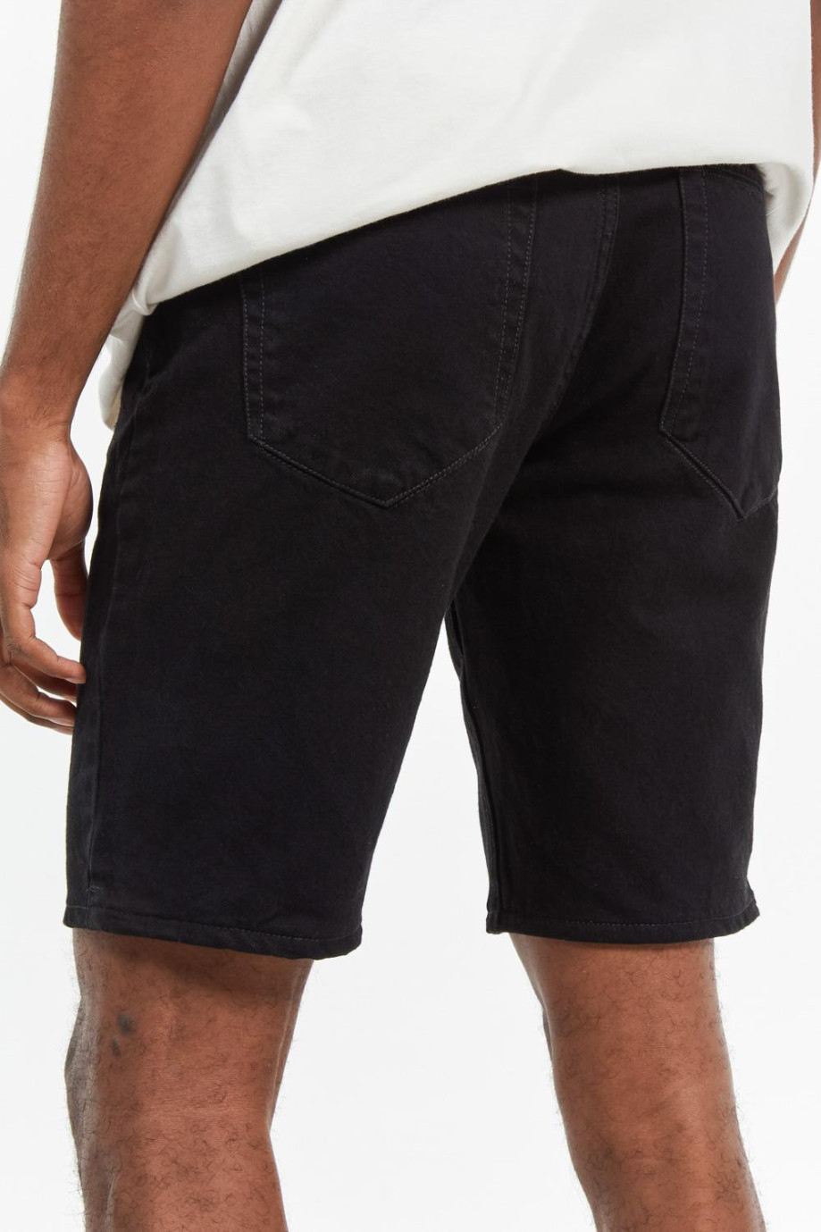 Bermuda slim negra en jean con tiro bajo y 5 bolsillos funcionales