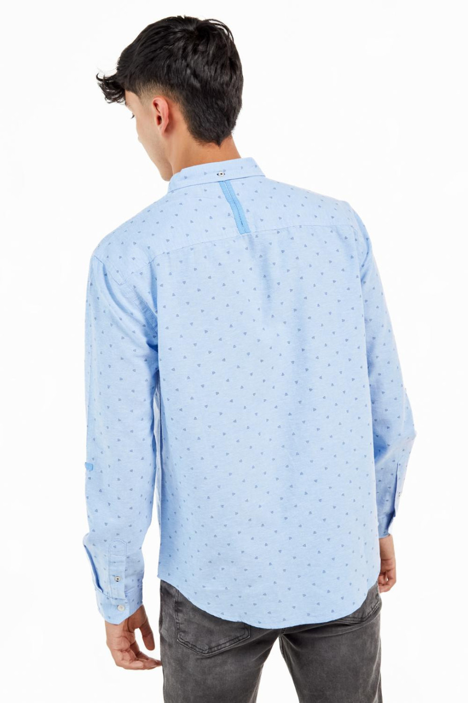 Camisa con cuello button down manga larga con diferentes motivos de estampación.