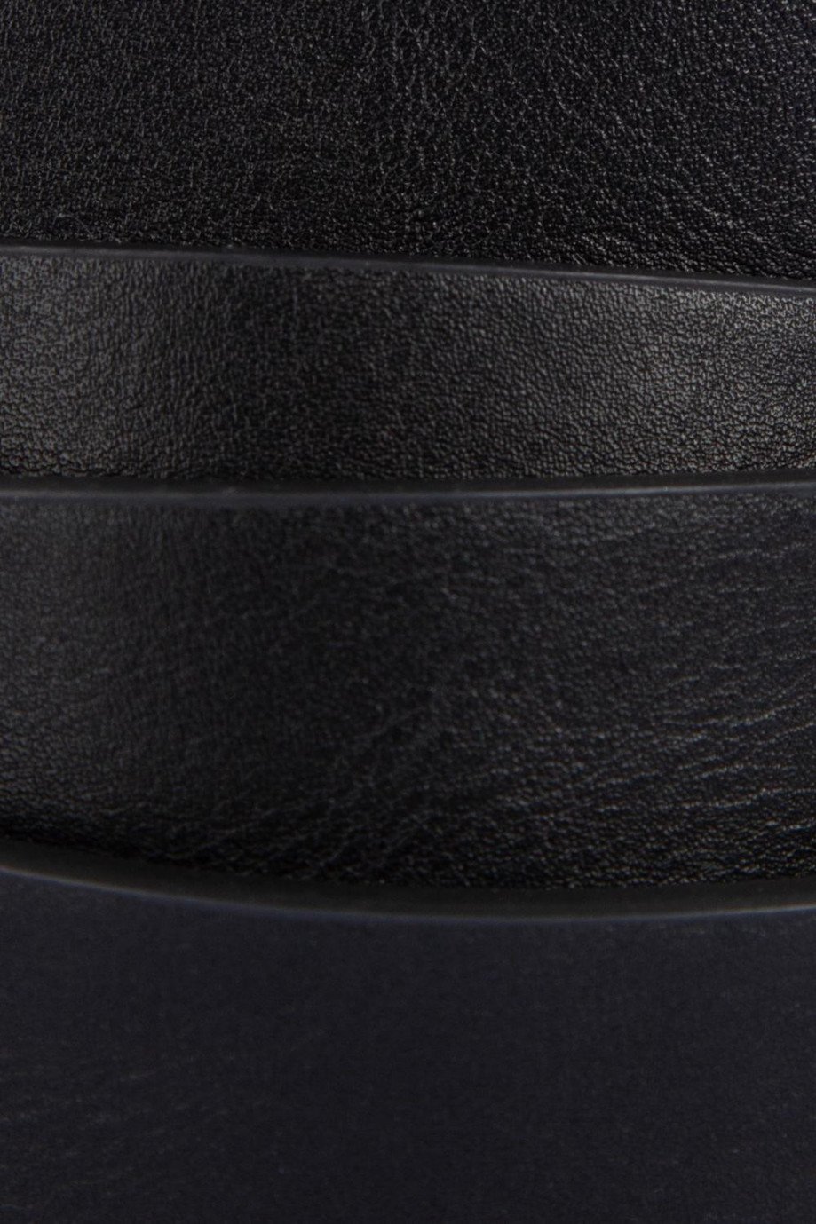 Cinturón negro de textura lisa con hebilla dorada redonda
