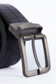 Cinturón reversible negro con texturas y hebilla cuadrada metálica