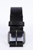 Cinturón negro con hebilla cuadrada y costura decorativa en medio