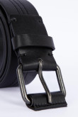Cinturón negro con hebilla cuadrada y costura decorativa en medio