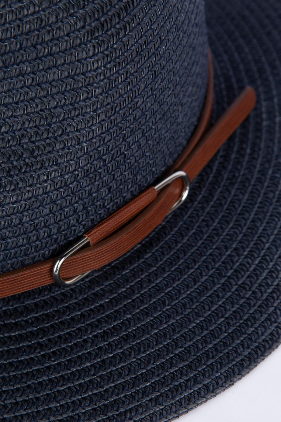 Sombrero tejido azul intenso con correa café decorativa