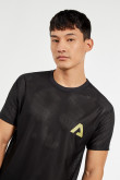 Camiseta negra en malla manga corta con diseño minimalista
