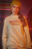 Buzo oversize kaky claro cuello redondo con diseños de Stranger Things