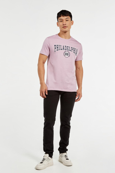 Camiseta lila con arte college de Philadelphia y manga corta