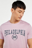 Camiseta lila con arte college de Philadelphia y manga corta