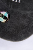 Gorra beisbolera negra con diseño bordado en frente