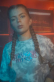 Camiseta gris oscura tie dye con diseño de Stranger Things