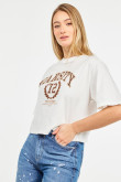 Camiseta crema clara crop top oversize con estampado college en frente