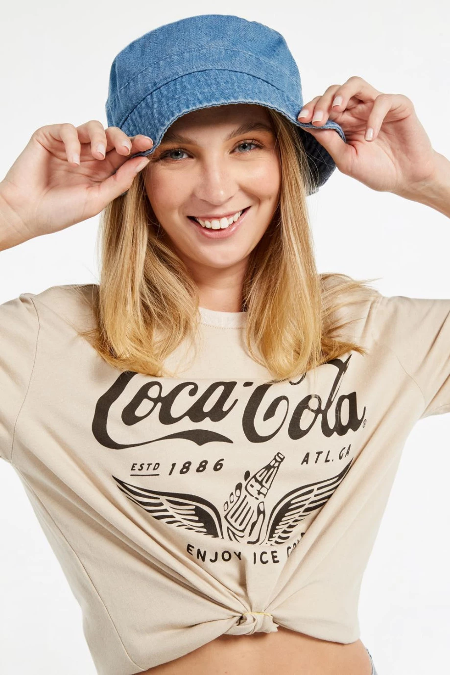 Camiseta cuello redondo kaki clara con diseño de Coca-Cola