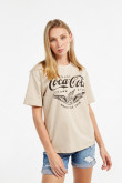 Camiseta cuello redondo kaki clara con diseño de Coca-Cola