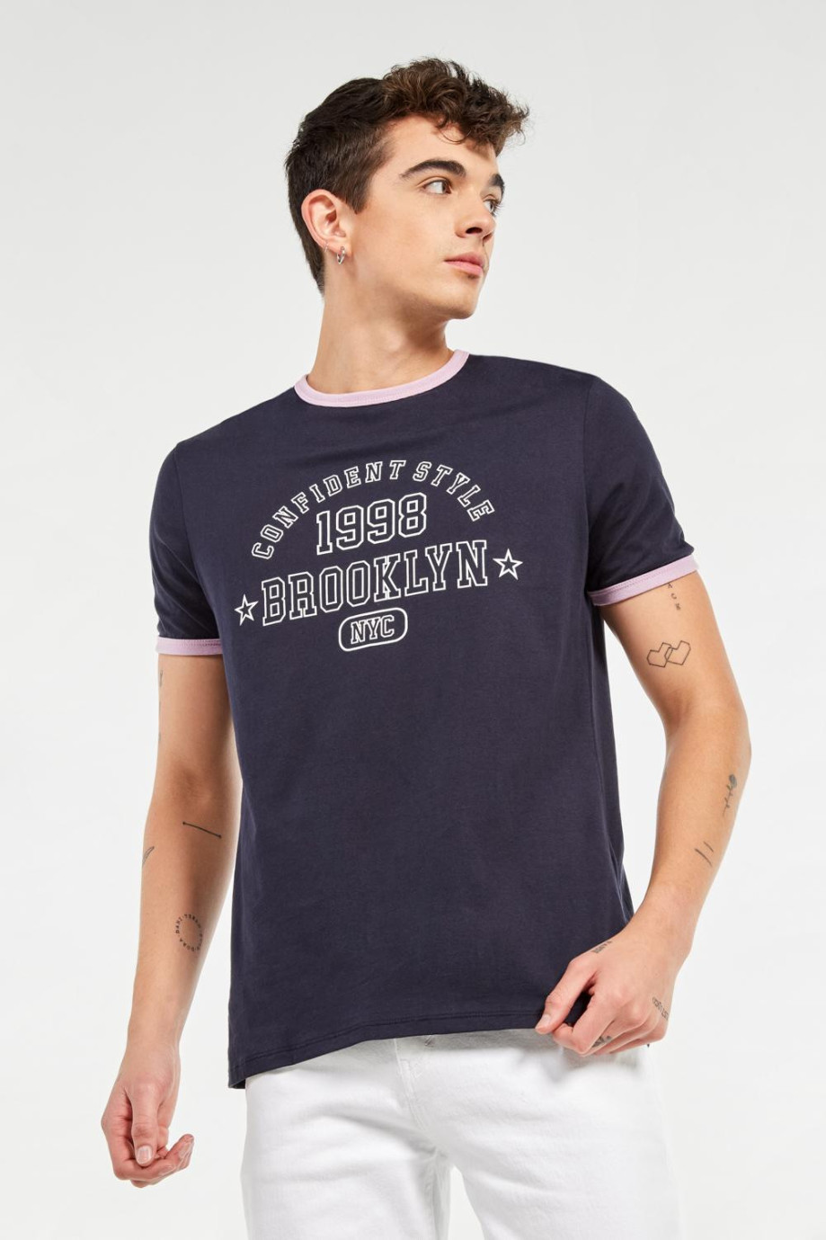 Camiseta manga corta azul intensa con diseño college y contrastes lilas