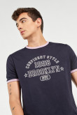 Camiseta manga corta azul intensa con diseño college y contrastes lilas