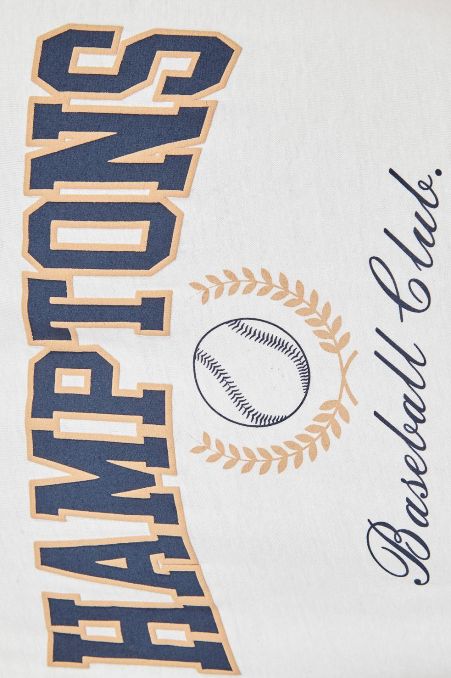 Camiseta crema clara con estampado college de beisbol y cuello redondo