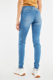 Jean azul medio con efecto push up con rotos y desgastes de color