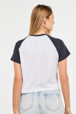 Camiseta blanca con estampado college y manga ranglan corta en contraste