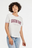 Camiseta crema clara manga corta con diseño college y contrastes lilas