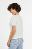 Camiseta crema clara manga corta con diseño college y contrastes lilas
