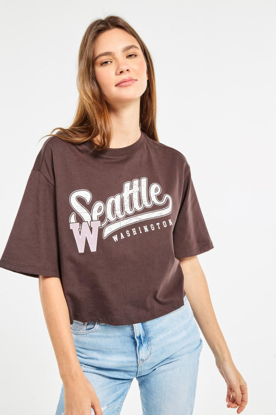 Camiseta crop top oversize café oscura con diseño college de Seattle