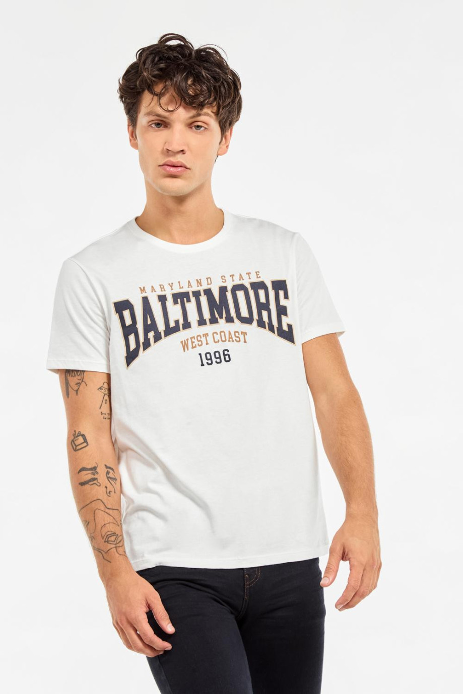 Camiseta manga corta crema clara con diseño college de Baltimore en frente