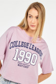 Camiseta lila intensa crop top oversize con diseño college en frente
