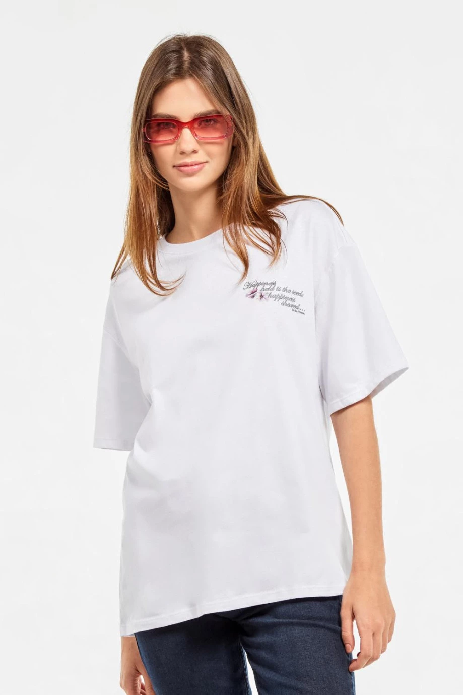 Camiseta oversize blanca con cuello redondo y diseños florales