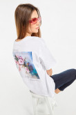 Camiseta oversize blanca con cuello redondo y diseños florales