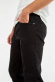 Jean slim negro con 5 bolsillos, tiro bajo y ajuste ceñido