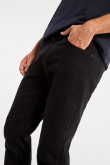 Jean negro tipo slim con botas rectas, 5 bolsillos y tiro bajo