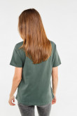 Camiseta cuello redondo verde oscura con texto college blanco estampado