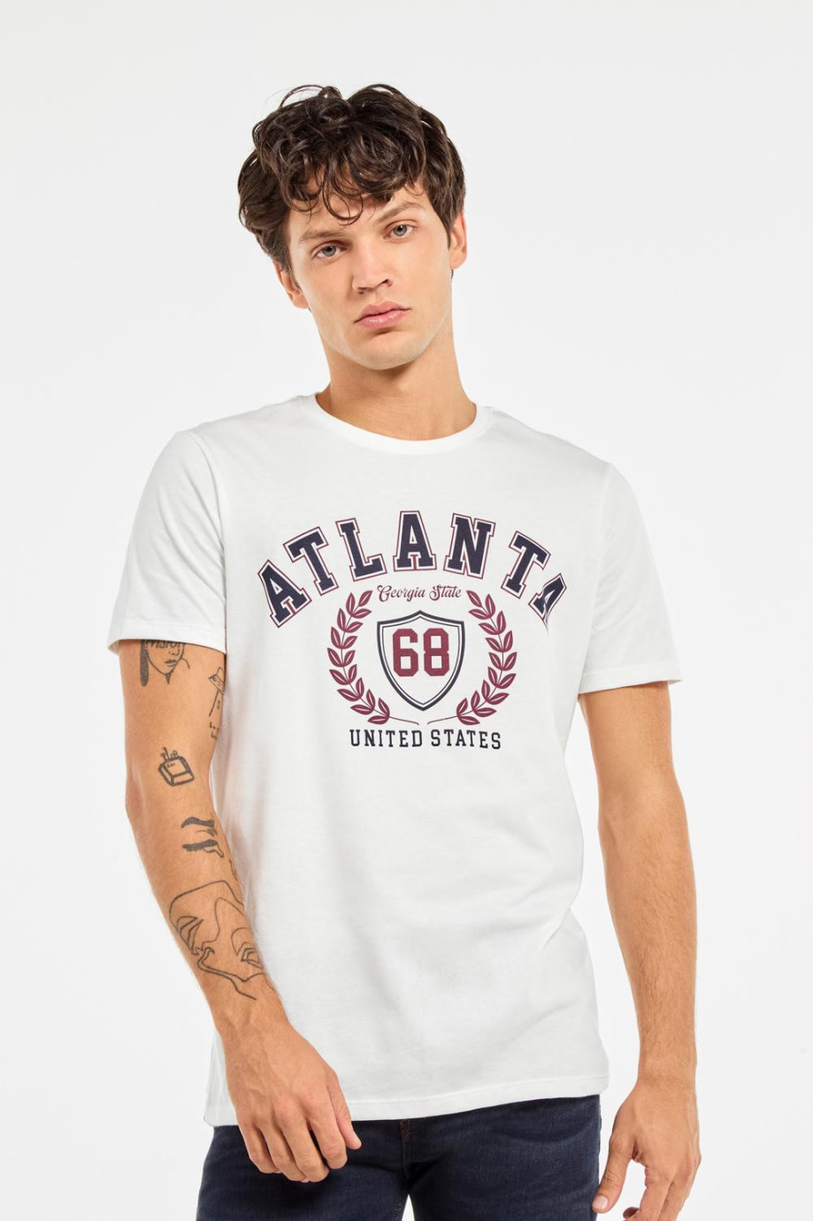 Camiseta crema clara con cuello redondo y diseño college de Atlanta
