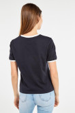 Camiseta azul intensa con estampado college y cuello redondo blanco