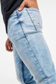 Jean slim azul tiro bajo con efectos desteñidos y bolsillos