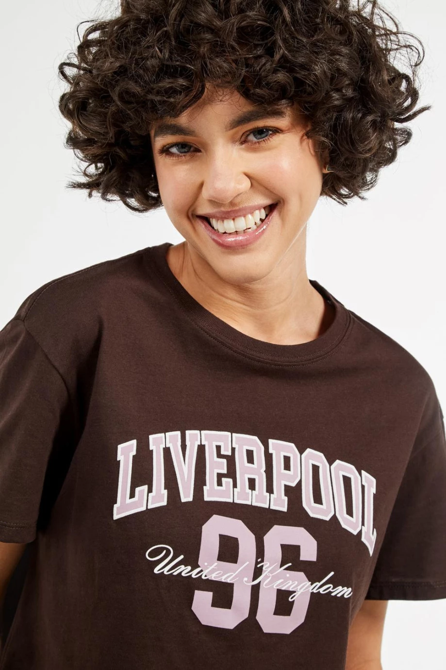 Camiseta cuello redondo café oscura con diseño college de Liverpool