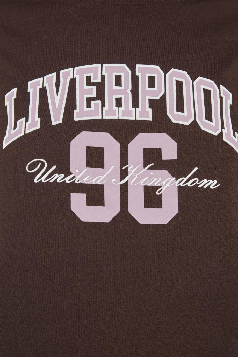 Camiseta cuello redondo café oscura con diseño college de Liverpool