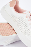 Tenis planos blancos con contrastes rosados y texturas perforadas