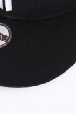 Gorra negra de visera plana con bordado blanco en frente