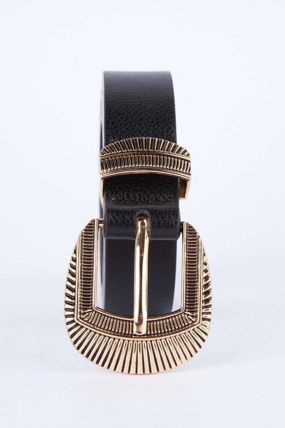 Cinturón negro con hebilla, trabilla y puntera doradas con grabados