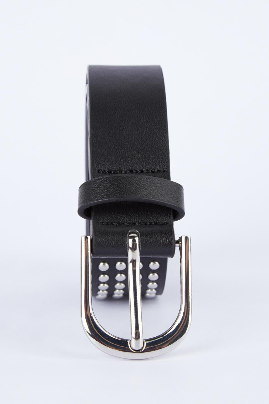 Cinturón negro con esferas metálicas decorativas y hebilla cuadrada