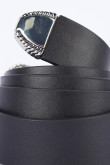 Cinturón sintético negro con puntera, hebilla y trabilla metálicas