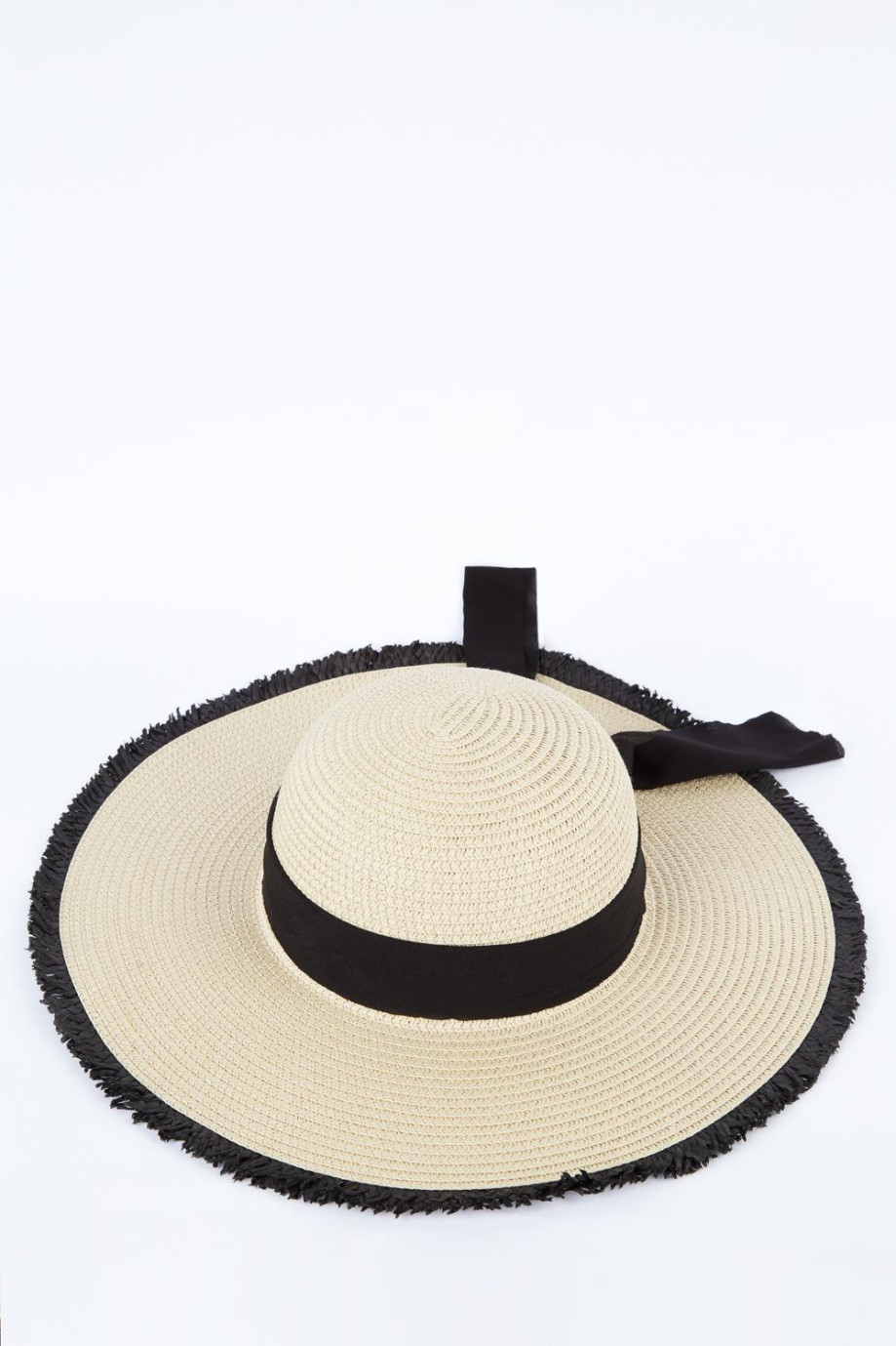 Sombrero tejido crema claro con ala ancha con borde negro