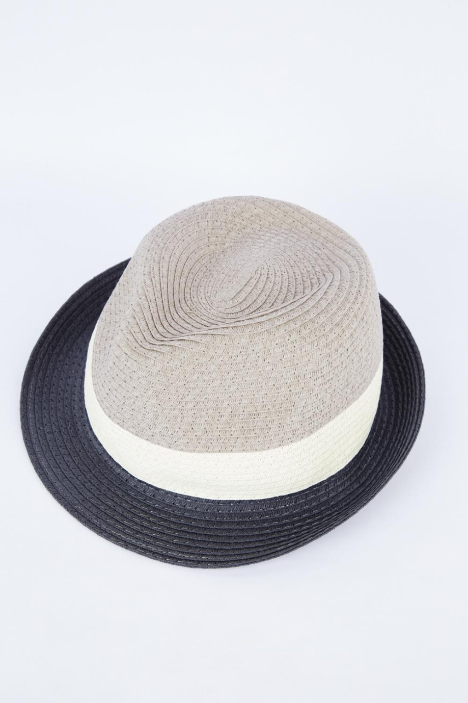 Sombrero tejido gris claro con ala corta negra