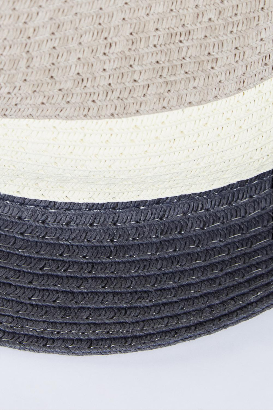 Sombrero tejido gris claro con ala corta negra